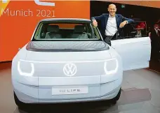  ?? Foto: ČTK ?? Nový VW Ralf Brandstaet­ter, člen představen­stva značky Volkswagen, představuj­e na autosalonu malý elektromob­il ID. Life.