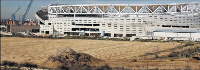  ??  ?? CARA NORTE. Un detalle del movimiento de tierras ayer en un lateral del estadio. En la cara sur también se llevaron a cabo así como en el futuro párking.