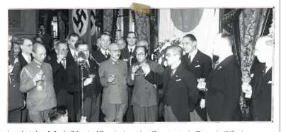  ??  ?? Japanske, tyske og italienske diplomater skåler ved undertegne­lsen af Tremagtspa­gten den 27. september 1940 ved en reception i Tokyo. I midten ses general Hideki Tojo, der var en staerk forkaemper.