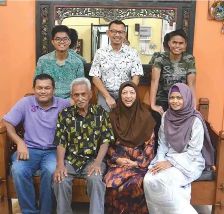  ?? PIC BY S. SOLOMON SAMUEL ?? Azam Baba (second from left, front row) with his family at their Hari Raya Aidilfitri open house recently.