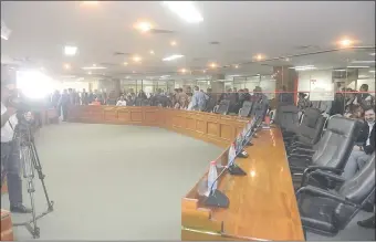  ??  ?? Las sillas de colorados y concejales del PDP permanecie­ron vacías ayer en la sesión.
