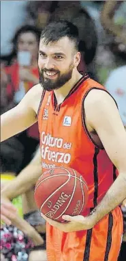  ?? FOTO: EFE ?? Pierre Oriola,con el Valencia Basket