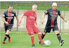  ?? FOTO: UWE MISERIUS ?? Beim ersten Teil des Walking Football-Turniers in Leverkusen spielte etwa Bayer 04 gegen den FC Twente Enschede.