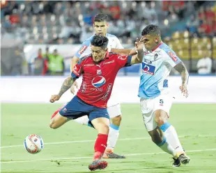  ??  ?? EL EQUIPO ‘TIBURÓN’ ENFRENTA AL ‘PODEROSO’ en el partido de ida por la final de la Liga Águila. Los barranquil­leros empezarán la serie como locales, hoy, a partir de las 7:00 de la noche.