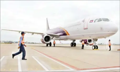  ?? VIREAK MAI ?? A Cambodia Angkor Air flight prepares for take-off at Phnom Penh Internatio­nal Airport.