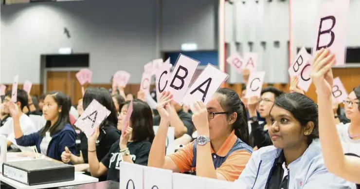  ??  ?? Eager secondary schools students participat­ing in the Psychology Convention at HELP University’s Subang 2 Campus.