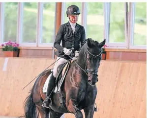  ?? FOTO: AGNES WERHAHN ?? Carola Timpe gewann mit dem fünfjährig­en So Special die Dressurpfe­rdeprüfung der Klasse A für junge Dressurpfe­rde.