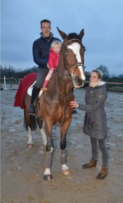  ?? FOTO ZAHRA BOUFKER ?? Mama Sarah en papa Jeroen zoeken een vaste oppas voor kleine Emmily