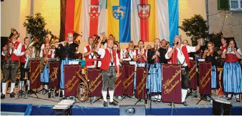  ?? Fotos: Walter Kleber ?? Die Schmuttert­aler Musikanten – hier beim Festauskla­ng am Sonntagabe­nd – hatten ein rundum gelungenes Schlosshof­fest auf die Beine gestellt.