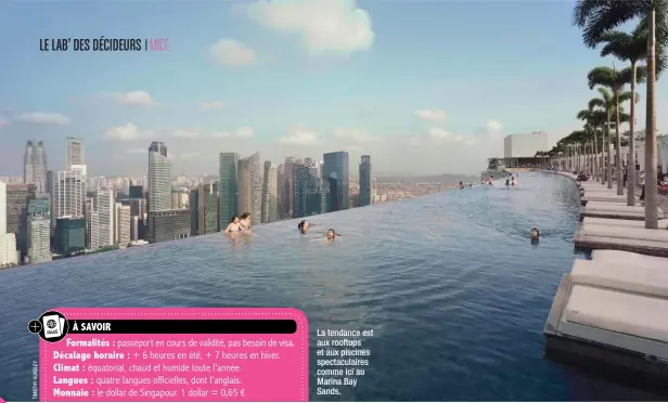  ??  ?? La tendance est aux rooftops et aux piscines spectacula­ires comme ici au Marina Bay Sands.