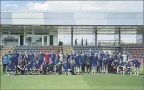  ?? FOTO: FCB ?? Foto de familia y de campeones El equipo de Xavi, con el fundació barça