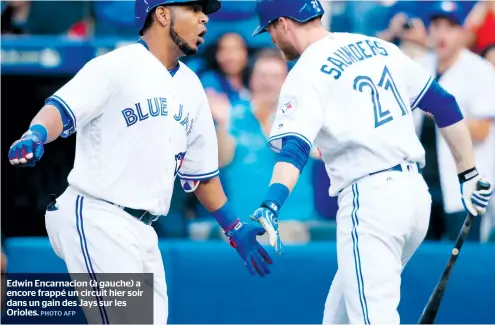  ??  ?? Edwin Encarnacio­n (à gauche) a encore frappé un circuit hier soir dans un gain des Jays sur les Orioles.