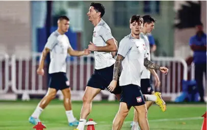  ?? ?? kLos jugadores de Polonia Robert Lewandowsk­i (c) y Nicola Zalewski (d) participar­on en el entrenamie­nto de ayer.