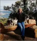  ?? (DR) ?? Valérie entourée de ses trois chiens lors d’une promenade.