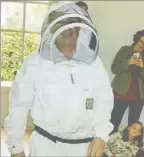  ?? - Crédits : Gj ?? L’apiculteur a expliqué l’importance de l’équipement