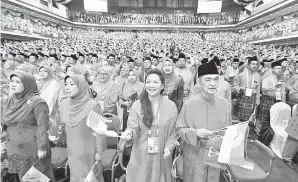  ?? -Gambar Bernama ?? BEKAS Perdana Menteri Tun Abdullah Ahmad Badawi bersama anaknya Nori, hadir pada Majlis perasmian Perhimpuna­n Agung Umno 2017 di Dewan Merdeka, Pusat Dagangan Dunia Putra, Khamis.