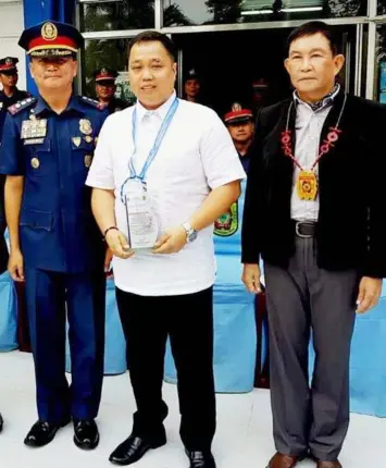  ?? — Contribute­d photo ?? PCR PARTNER. Sogo Hotel Sector Head Mhar De Jesus receives a Plaque of Recognitio­n from Senior Superinten­dent Ritchie Medardo Posadas, Tarlac Provincial Director and Napolcom Chief - Commisione­r Felizardo Serapio Jr for the hotel chain’s support to the PNP’s community relations programs.