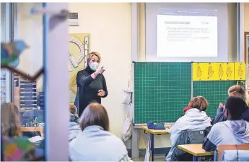  ?? RP-FOTO: ANNE ORTHEN ?? Lehrerin Sandra Albers hat für ihre Siebtkläss­ler an der St. Benedikt-Schule graue Fleecedeck­en gekauft. „Es sollen sich möglichst wenige erkälten“, sagt sie.