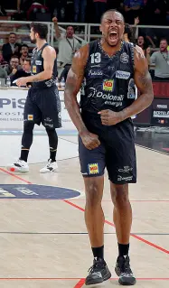  ??  ?? Forza Justin Knox, il lungo americano ex Fortitudo Bologna, è stato uno dei più convincent­i tra i nuovi arrivi della Dolomiti Energia che oggi cerca la seconda vittoria di fila in trasferta contro Brescia