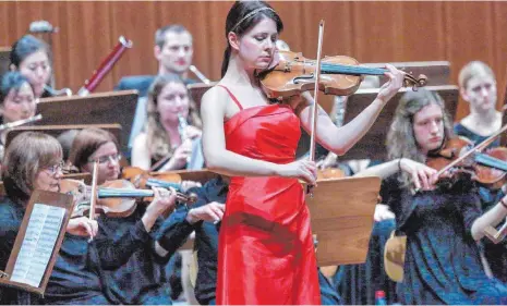  ?? FOTO: SCHLIPF ?? Den Solopart im Violinkonz­ert von Max Bruch spielte die junge, gleichwohl internatio­nal erfahrene Geigerin Anna-Sophie Dauenhauer.