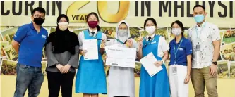  ?? ?? Team ‘Foodimer’ from SMK Lutong pictured during the prize-presentati­on ceremony.