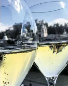  ?? BILD: SN/STEFANIE SCHENKER ?? Ein Glas Champagner um 35 Euro? Auch das gibt es in Salzburg.