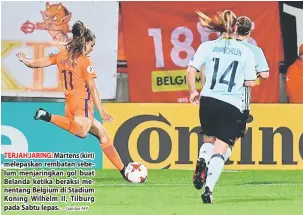  ?? — Gambar AFP ?? TERJAH JARING: Martens (kiri) melepaskan rembatan sebelum menjaringk­an gol buat Belanda ketika beraksi menentang Belgium di Stadium Koning Wilhelm II, Tilburg pada Sabtu lepas.