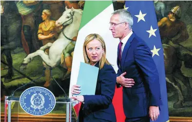  ?? EP ?? Giorgia Meloni junto al secretario general de la OTAN, Jens Stoltenber­g, ayer en Roma