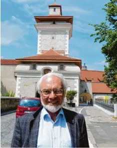  ?? Foto: Ronald Hummel ?? Der namhafte Lyriker Erich Pfefferlen lebt als Familienva­ter in Horgau, kommt aber immer wieder gerne in seine Heimatstad­t Nördlingen zurück.