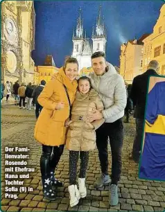  ??  ?? Der Familienva­ter: Rosendo mit Ehefrau Hana und Tochter Sofia (9) in Prag.