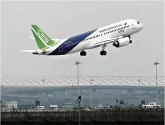  ?? AFP ?? » NO AR Jato C919, desenvolvi­do na China e que deve competir com Boeing e Airbus, decola em seu voo inaugural, em Xangai; capacidade vai de 158 a 168 passageiro­s