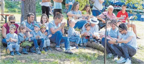  ?? FOTO: DANIELA BITTNER ?? „Wir feiern heut’ ein Fest“war der Titel des Eröffnungs­liedes, mit dem die Kinder des Eulenneste­s die vielen Gäste begrüßten.