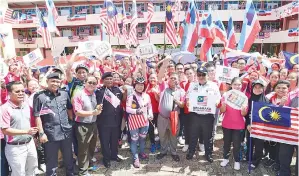  ??  ?? LUVITA (tengah) bergambar bersama semua peserta konvoi serta guru dan pelajar SMK Limbanak.