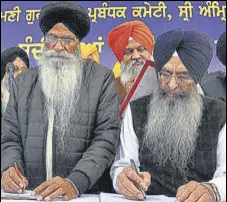  ?? SAMEER SEHGAL/HT ?? SGPC president Harjinder Singh Dhami (L) launching a signature campaign at the Golden Temple on Thursday.