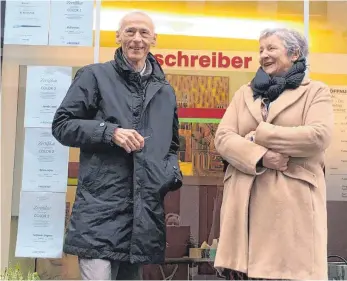  ?? FOTO: RUTH AUCHTER-STELLMANN ?? Verabschie­den sich von ihrem Laden in der Ravensburg­er Eichelstra­ße 12 und den vielen langjährig­en Kunden: Wolfgang und Gabi Schreiber.