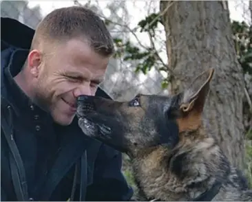  ??  ?? Jesper Jul var hundefører og ses her med sin dejlige politihund Basse.