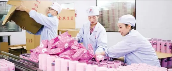  ?? XU JUNYONG / XINHUA ?? Workers pack products at a company in Tonglu County of Hangzhou, Zhejiang province, Nov 4 in preparatio­n for the Singles Day sale, an online shopping festival on Nov 11.