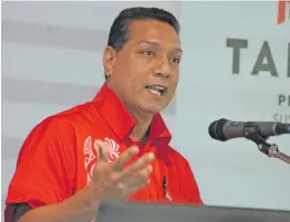  ?? Photo: Ronald Kumar ?? Kiribati High Commission­er to Fiji David Teaabo while speaking at the Vaka Pasifiki education conference at the University of the South Pacific AUSAID theatre on July 6, 2018.