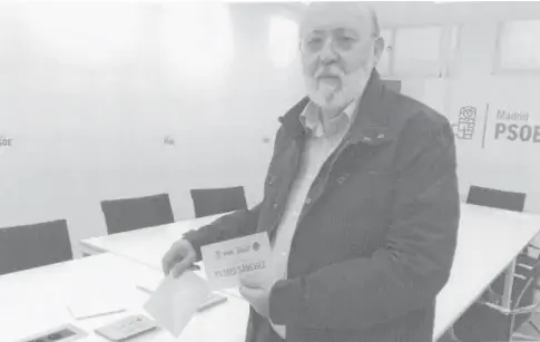  ?? // ABC ?? José Félix Tezanos, votando a Sánchez en las primarias de 2017, en una imagen que se recoge en el libro