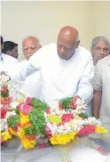  ??  ?? Senior Congress ledar Konijeti Rosaiah and others floral tribute to CNR