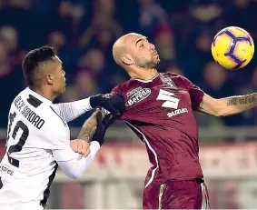  ?? (Lapresse) ?? Lotta Simone Zaza a duello con Alex Sandro: il Torino ha chiesto un rigore per questo intervento del brasiliano