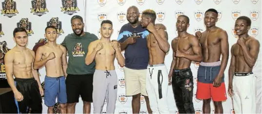  ?? MICHAEL PINYANA Picture: ?? BATTLE OF NATIONS: Linda Saliwe and Ayanda Matiti with the boxers who will take part in the Battle of Nations show in East London on Sunday.