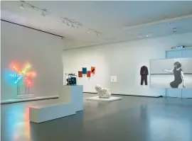  ??  ?? « Être moderne: le MoMA à Paris ». Vue de l’exposition. À gauche/ left: B. Nauman.“Being Modern: MoMA in Paris“. Exhibition view