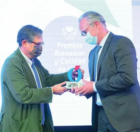  ?? ?? Luis Ángel Samaniego Olano recibe el premio de manos de Marhuenda