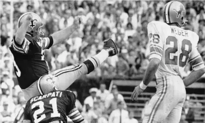  ??  ?? Tom Dempsey makes his record-breaking kick against the Detroit Lions. Photograph: Bettmann/Bettmann Archive