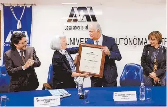  ??  ?? El rector Eduardo Peñalosa Castro entregó el diploma a la académica.