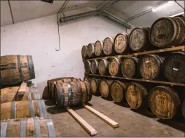  ?? FOTO: AURORA SPIRIT DISTILLERY ?? Whisky må ligge i tønnene i minst tre år før det kan kalles ekte whisky.