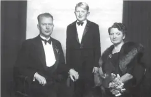  ??  ?? FAMILIEN VIK: Dette bildet er fra 1945. Fra venstre ser vi Sigurd Vik, Sigurd Magne og Ingeborg Amalie, kalt Malli.