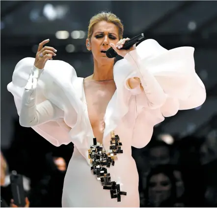 ?? PHOTO AFP ?? C’est une performanc­e forte en émotions que Céline Dion offrait à ses fans en mai 2017 lors de son passage à Las Vegas. Il ne reste que quelques places pour son tout dernier concert dans la ville lumière du Nevada.