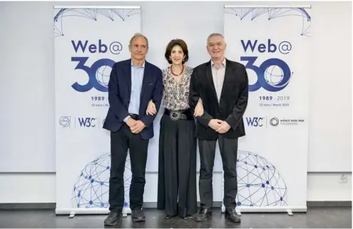  ??  ?? Tim Berners-Lee, Fabiola Gianotti, directrice générale du CERN, et Robert Cailliau à l’occasion des 30 ans du Web, mars 2019. © CERN